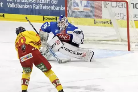 Jerome Flaake überwindet Adler-Torwart Johan Gustafsson zum 1:0 für Düsseldorf.