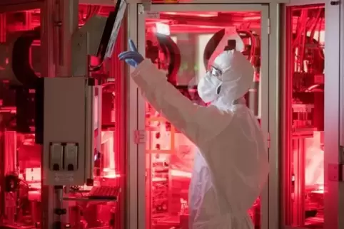Dieses Bild zeigt einen Reinraum für die Herstellung von Batteriezellen im VW-Werk Salzgitter. 