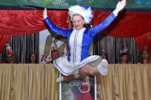 Sauberer geht Spagat nicht: Carolina, mit 17 die jüngste der drei Nenstiel-Schwestern, bei der Prunksitzung ihres Karneval-Clubs
