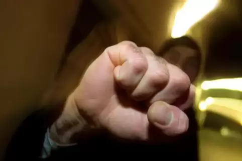 Mit der Faust hat ein Unbekannter einem 30-Jährigen ins Gesicht geschlagen.