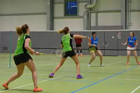 Damendoppel gewonnen: Isabell Heyer/Nicole Hörr (von links in Grün).