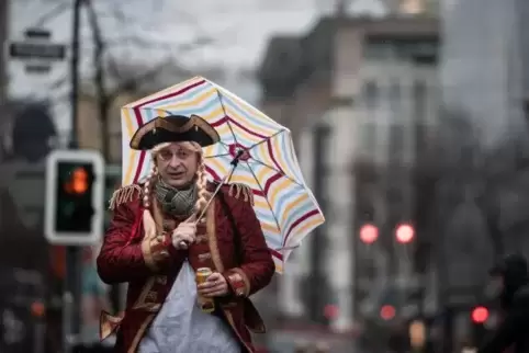 Das närrische Kö-Treiben in Düsseldorf wurde wegen stürmischen Wetter abgesagt. 