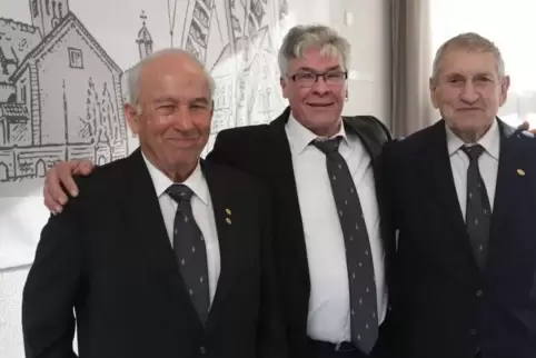 Sängerjubilar Ernst Zimmermann wurde von Günter Westermann gemeinsam mit Sängerkollege Herbert Hüll (v.li.) ausgezeichnet. 