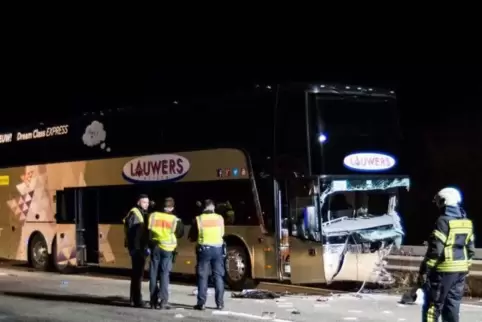 Der beschädigte Reisebus steht nach dem Unfall mit dem Geisterfaherer auf der Autobahn 61.