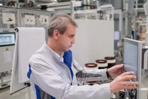 Den Wandel in der Arbeitswelt bekommt derzeit die Automobilindustrie zu spüren. Blick auf die Fertigung eines Elektromotors im V