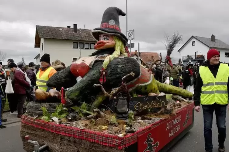  Der einzige Motivwagen kommt aus Altleiningen und zeigt die Waldhexen als Elwetritsche.