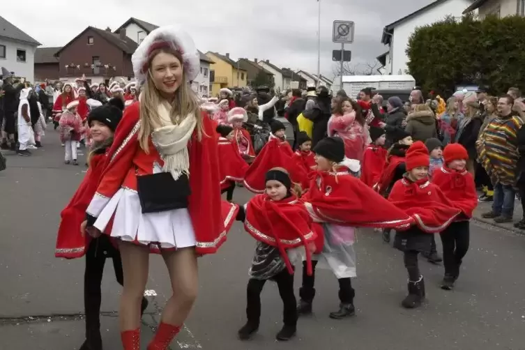  Sophie Kirch mit der Minigarde