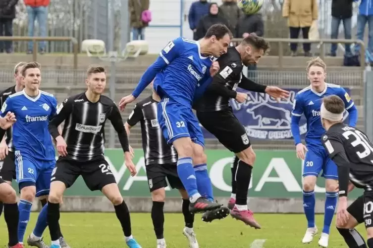  Spielte gut, blieb aber erneut ohne Treffer: FKP-St&uuml;rmer Konstantinos Neofytos (in Blau), der hier mit dem Ulmer Nicolas Jann z