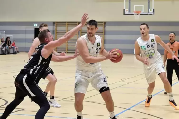 Jetzt geht’s sogar um den Aufstieg: Petar Madunic (am Ball) und die Morgenstern BIS Baskets Speyer. 