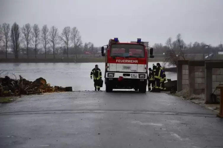 Die Feuerwehren sind am Montagmorgen wegen eines Ölteppichs auf dem Rhein bei Altlußheim ausgerückt. 