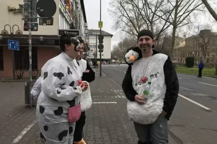 Mit Wasser l&auml;sst sich auch feiern: das zeigen diese Narren am Vormittag in Mainz. 