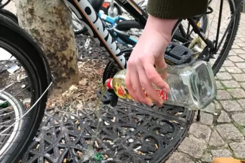 Entsorgung des Alkohols. 