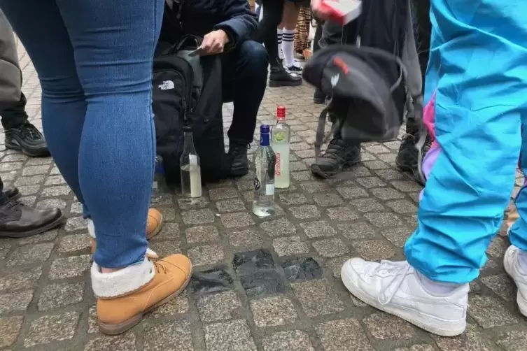 Polizist leert den Rucksack. 