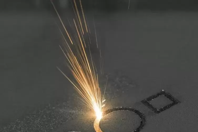 Der Laser schmilzt die kleinen Metallpartikel. Daraus werden Schicht f&uuml;r Schicht Anlagenteile. 