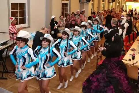 Zieht in die Festhalle ein: die Aktivengarde bei der Prunksitzung des Karnevalvereins Dudenhofen. 