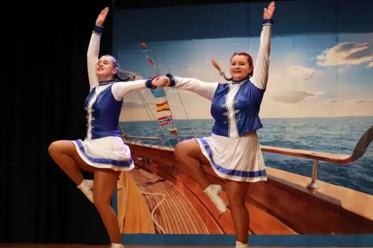 Unter dem Motto &bdquo;Lustige Kreuzfahrt&ldquo;: Kathy und Christel als Doppeltanzmariechen. 