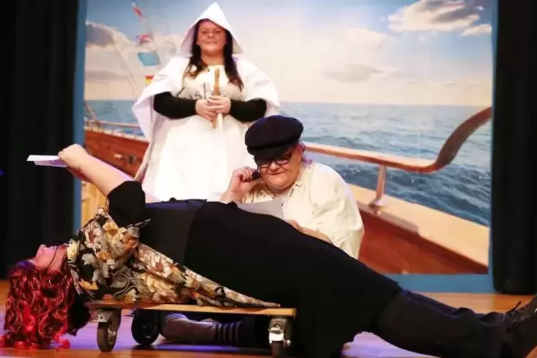 Unter dem Motto &bdquo;Lustige Kreuzfahrt&ldquo; in Anspielung auf den Filmklassiker Titanic: Daniela Fritzsche (liegend) als Rose, daneben 