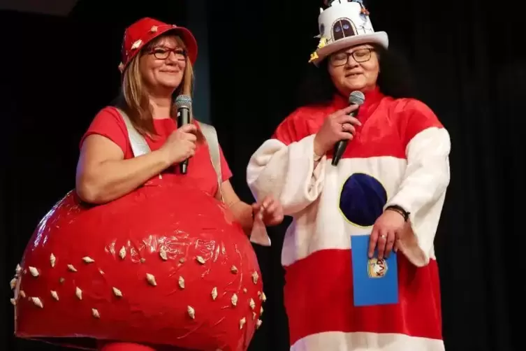 F&uuml;hren durch den Abend: die Moderatorinnen Kirsten und Sylvia als Boje und Leuchtturm.