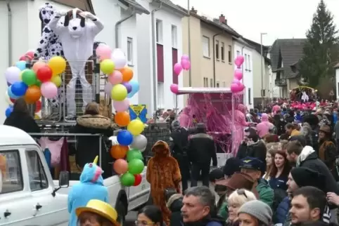 Dichtes Gedränge beim Rosenmontagsumzug in Schönenberg-Kübelberg.