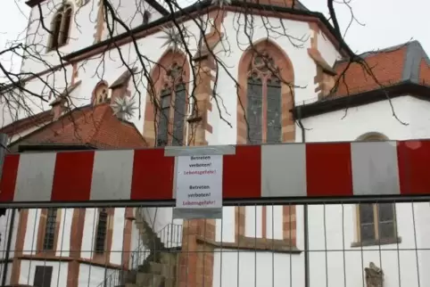 Der Kirchplatz ist aus Sicherheitsgründen gesperrt. 