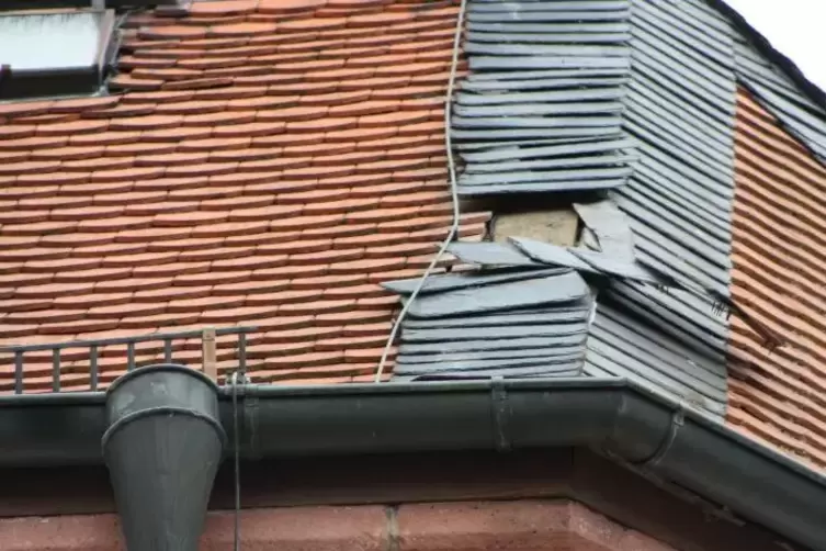 Gef&auml;hrlich: Lose Dachschindeln. 