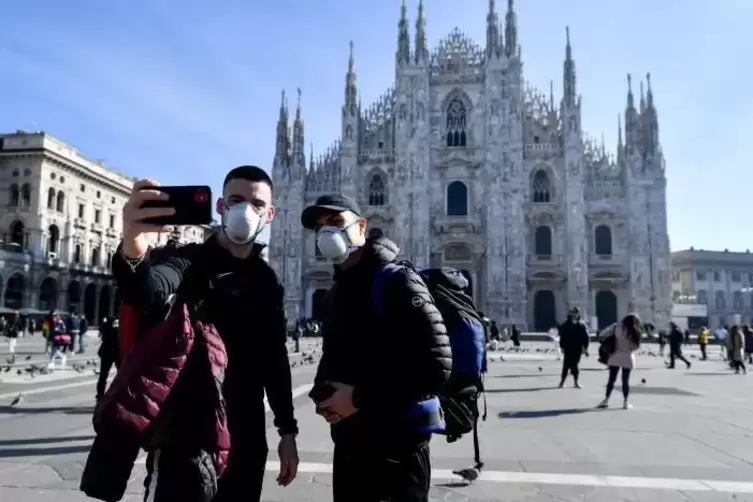 Selfie mit Mundschutz vor der Mailänder Kathedrale.
