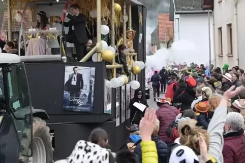 Bundenthal: Das Kinderprinzenpaar des KVE Dahn rollt durch den Ort. 