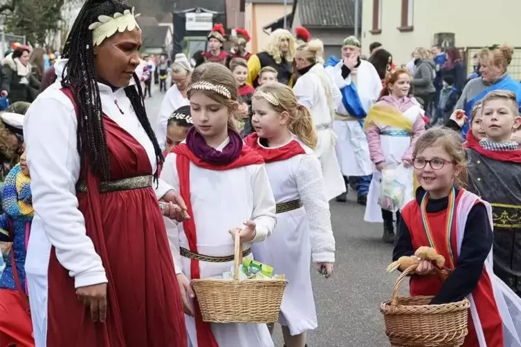 Bundenthal: Die Bundenthaler Esel kommen als R&ouml;mer daher.