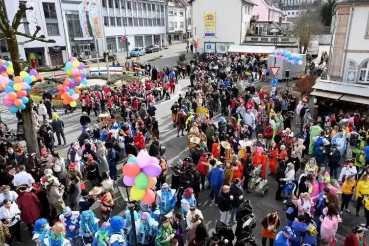 Waldfischbach: Hunderte feiern am Samstag ausgelassen am Kreisel.