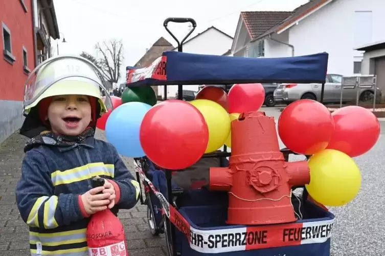 Horbach: Da brennt nichts an, der dreij&auml;hrige Feuerwehrmann Merlin passt auf. 