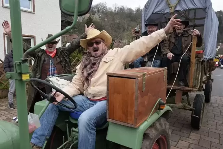 Bundenthal: Wilder Westen mit Bulldog und Planwagen.