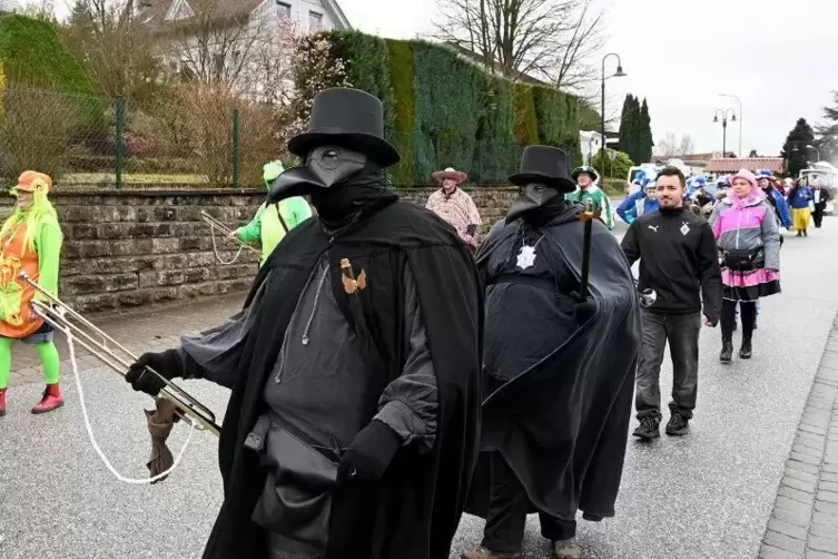 Horbach: Ihre schaurigen Pestmasken zeigten die Sickinger Landknechte aus Queidersbach, die vom Fanfarenzug Bexbach unterst&uuml;tzt 