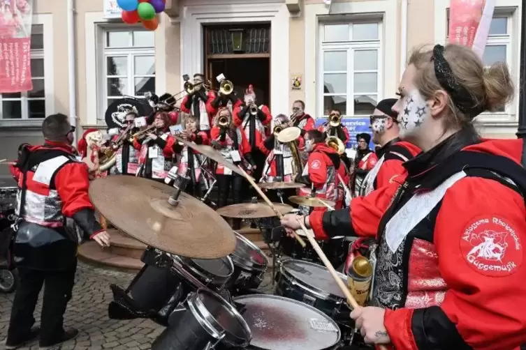 Waldfischbach: Die Altlossema Rhoigeischda Guggemusik sorgte f&uuml;r Stimmung.