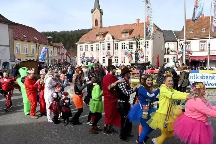 Waldfischbach: Die n&auml;chste Polonaise f&uuml;hrt um den Kreisel. 