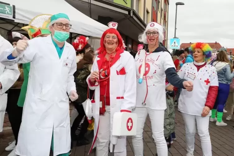 Feiern bis der Arzt kommt: Bei der Schifferstadter Straßenfasnacht machen auch Bürgermeisterin Ilona Volk und Vertreter des Stad
