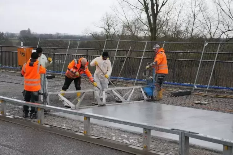 Betonieren trotz leichten Regens: Sechs Arbeiter haben am 14. Februar die Salierbrücken-Sanierung ein Stück näher an die Ziellin
