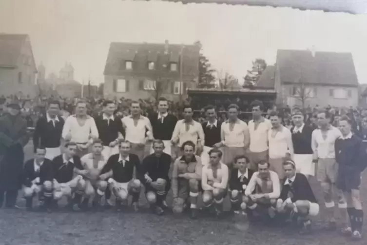 Die FKP-Mannschaft an Ostern 1947 beim Freundschaftsspiel gegen Weingarten mit Ossi Rohr (kniend, Zweiter von rechts).