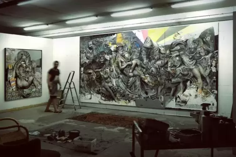 Dominik Schmitts rund 120 Quadratmeter großes Atelier in einer Karlsruher Werkshalle. Rechts das Gemälde „Kausalkanon“, das 2019