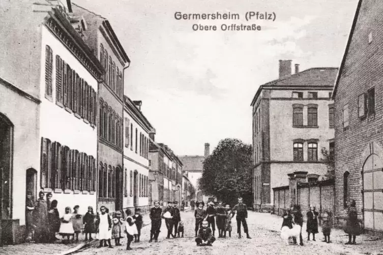 Ein Teilst&uuml;ck der Orffstra&szlig;e als Motiv einer Ansichtskarte im Jahr 1915: Rechts im Bild das damalige Heumagazin, dahinter der we