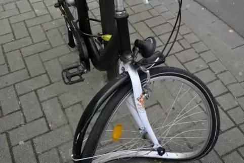 Da sich der Radfahrer vom Unfall entfernte, weiß man nicht, was ihm oder seinem Rad passiert ist.