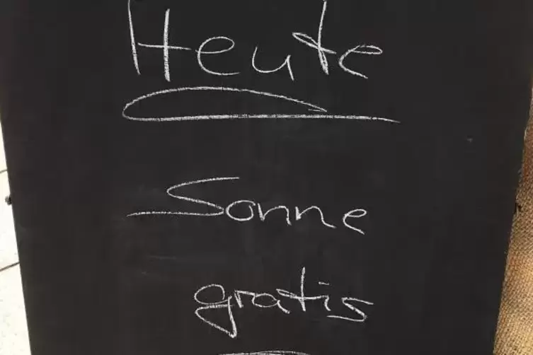 Irgendwo hinter den Wolken blitzt sie bestimmt mal hervor, die Sonne. Und falls nicht, k&ouml;nnte ein L&auml;cheln helfen. Macht auch gl&uuml;