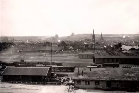 Rauchende Schlote bedeuteten Wohlstand: eine Ansichtskarte der „Industriestadt Kaiserslautern“ aus dem Jahr 1912. Sie zeigt die 