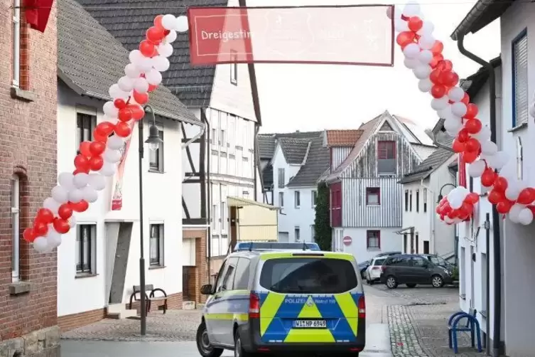 Luftballons und Polizei: Volkmarsen am Tag, nach dem ein 29-Jähriger seinen Wagen in den Rosenmontagsumzug steuerte.