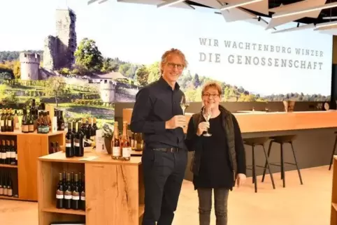 Stolz auf die neuen Räume: Geschäftsführer Albert Kallfelz und Vinotheks-Mitarbeiterin Gerlinde Gillmann. 
