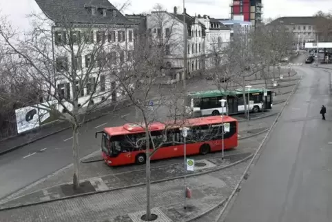 Blick auf den Busbahnhof in Frankenthal. Am Nahverkehrsangebot in der Stadt gibt es von Gewerkschaftsseite Kritik; der DGB will 