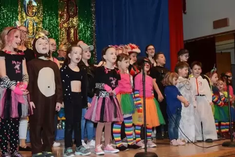 Alle Kinder, die an der Kinder- und Jugendsitzung des Oberndorfer Carneval Clubs mitwirken, singen am Anfang ein gemeinsames Lie