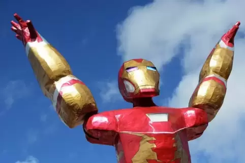 Superheld: Eine riesige Iron-Man-Figur sorgt für Aufsehen.