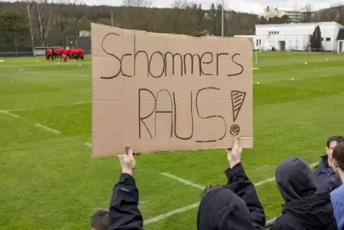 Fans halten Schilder mit „Schommers raus“ hoch.