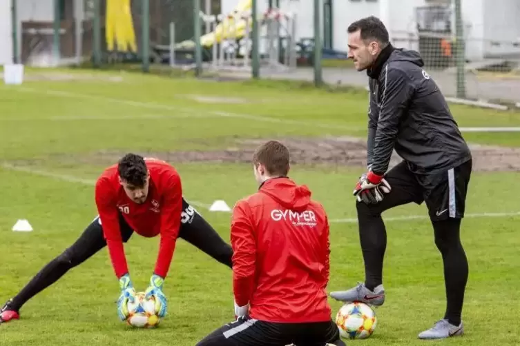 Sven H&ouml;h (rechts) im Training mit den Torh&uuml;tern.