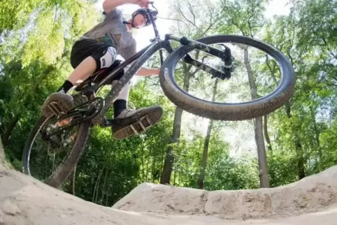 Hinter dem Sportplatz würde die Gemeinde gerne zusammen mit dem SC einen Pumptrack, eine Art Buckelpiste für Radfahrer, anlegen.